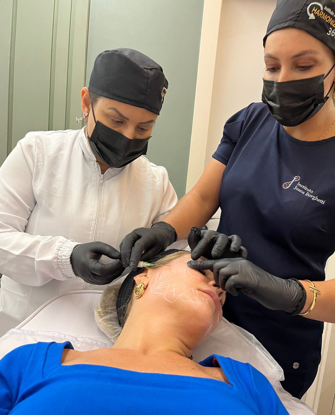 Equipe médica profissional em clínica estética